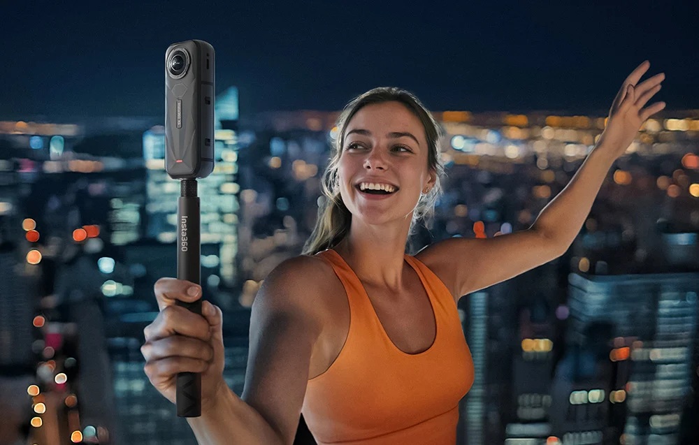 Kamera sportowa Insta360 X5 8K czarna kobieta nagrywająca kamera sportową